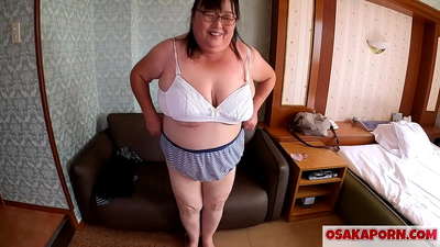 Debela japonska mamica pokaže svoje ogromne joške in uživa v spolni igrački. Enainpetdesetletna azijska mamica govori o svojih spolnih izkušnjah. Yukiko 1 OSAKAPORN fatty milf