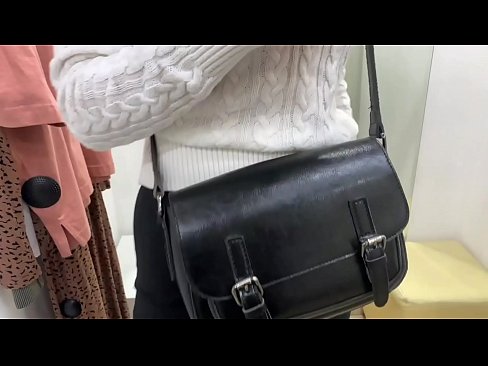 ❤️ Javna masturbacija mlade kurbe FeralBerry z dildom v garderobi Porno pri nas ﹏