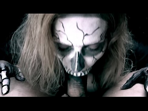❤️ Demonsko dekle sesa kurca s svojimi črnimi usti in pogoltne spermo. Porno pri nas ﹏