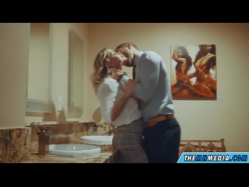 ❤️ Ko vas prsata blondinka zapelje na javnem stranišču Porno pri nas ﹏